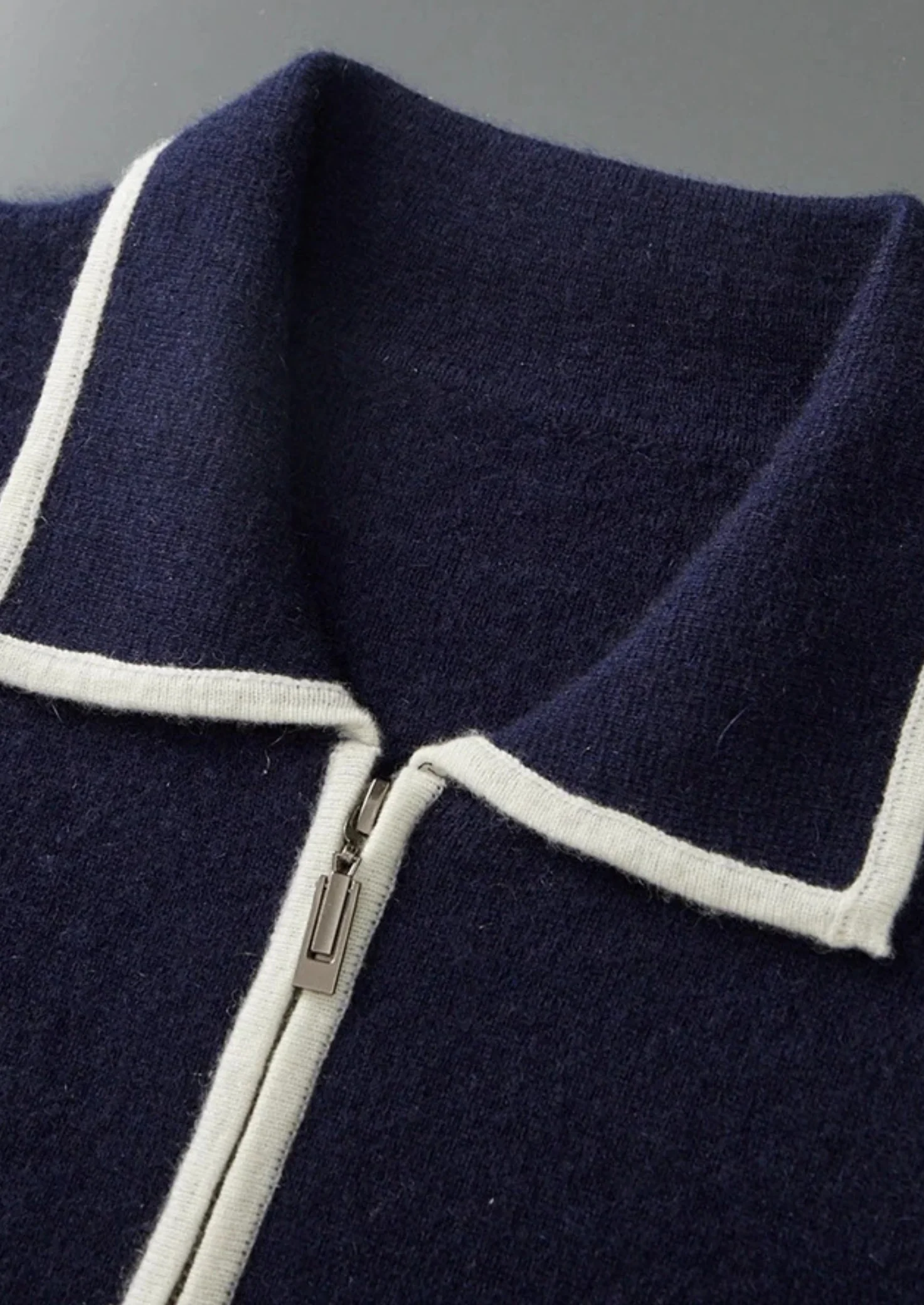Men’s Modern Style Cardigan – Contrast Trim & Refined Zip Design