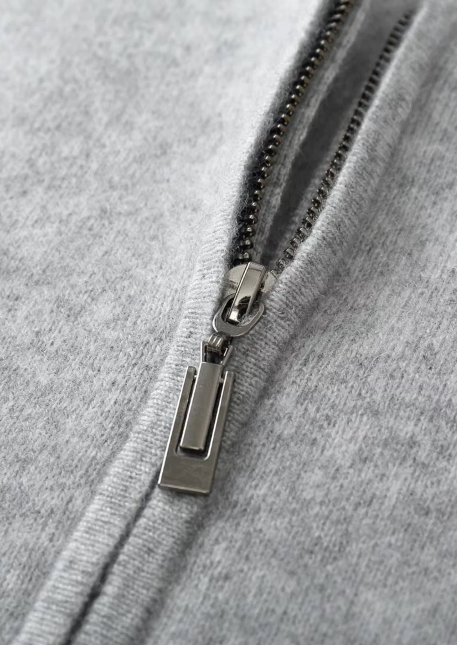 Men’s Casual Sweater – Zip-Up Design & Minimalist Everyday Layer